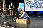 Liev dabei beim Zusammenbau eines Hochbeetes vom Werkstättenteam