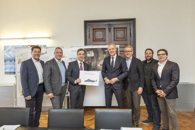 Präsentierten heute den Siegerentwurf für das künftige SchloßbergMuseum: von links Stadtbaudirektor DI Mag. Bertram Werle, Bürgermeister-Stellvertreter Mag. (FH) Mario Eustacchio, Bürgermeister Mag. Siegfried Nagl, Kulturstadtrat Dr. Günter Riegler, StadtMuseums-Direktor Prof. Otto Hochreiter sowie die siegreichen Architekten DI Albert Erjavec und DI Christian Reschreiter von studio WG3 ZT KG.