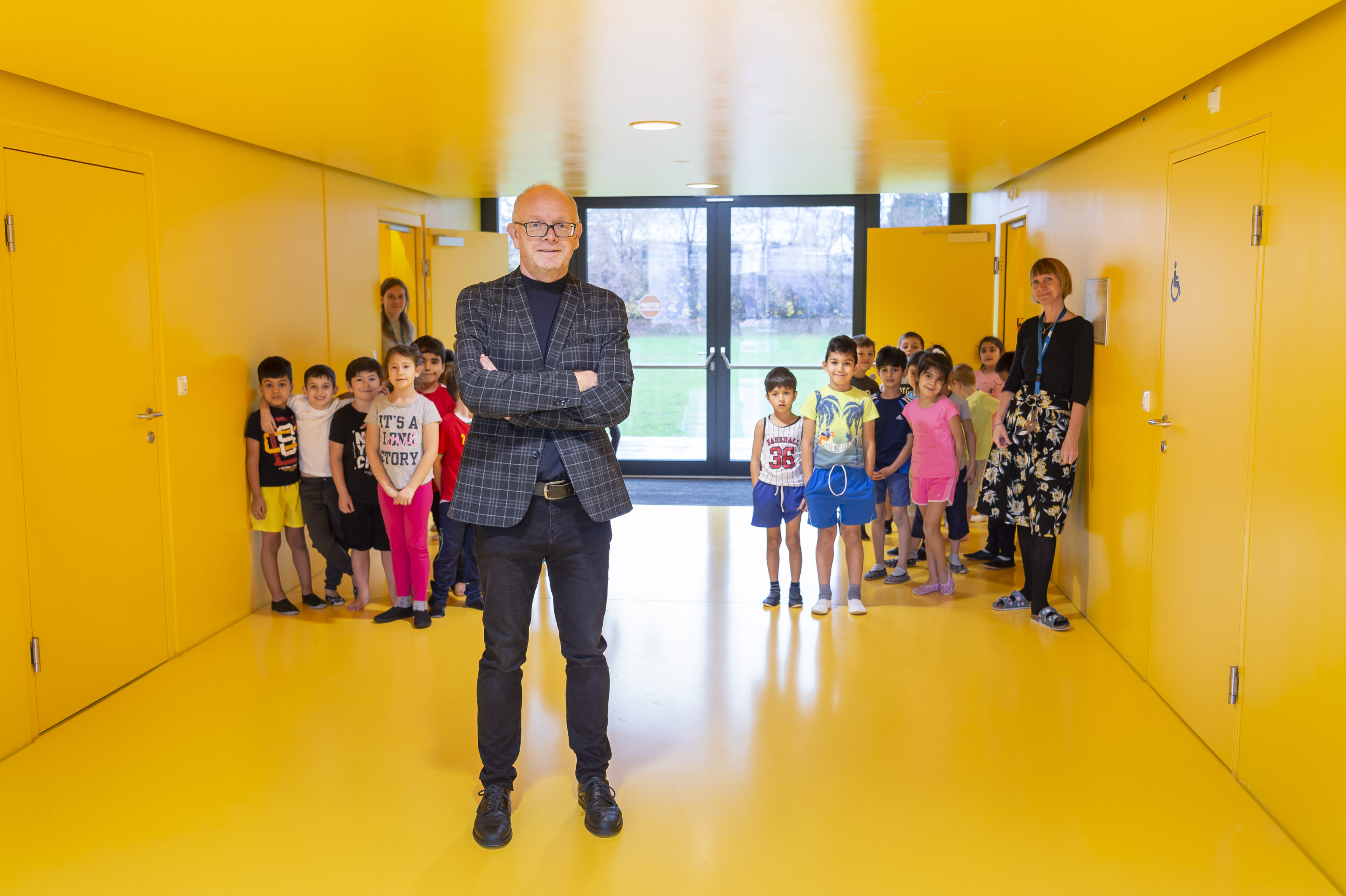 Prokurist Rainer Plösch in der neuen Schule