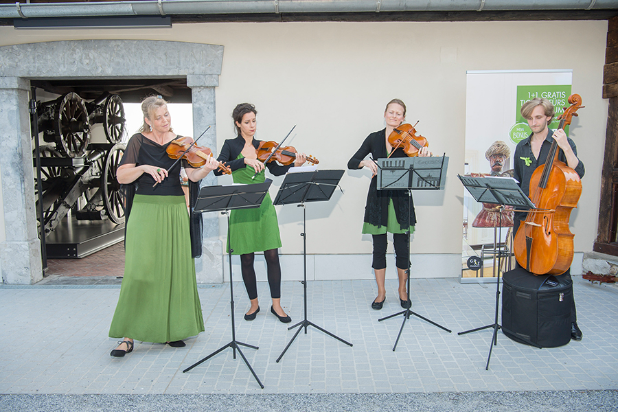 Sanfte Geigen- und Celloklänge begleiteten das Pre-Opening.