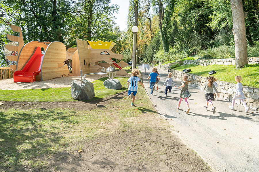 Der neue Spielplatz wurde gleich begeistert gestürmt