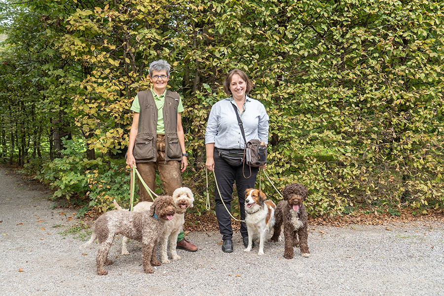 Unsere Trüffelexpertinnen Gabriele Sauseng und Marion Weissenbrunner freuen sich auf Sie! © Foto Fischer Unsere Trüffelexpertinnen Gabriele Sauseng und Marion Weissenbrunner freuen sich auf Sie! © Foto Fischer