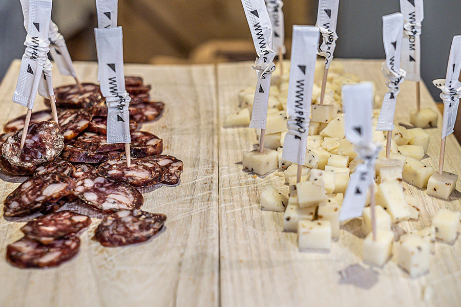 Ob frische Trüffel, Käse, Salami oder Wein - der Trüffelmarkt bietet zahlreiche Köstlichkeiten © Stadt Graz/Fischer Ob frische Trüffel, Käse, Salami oder Wein - der Trüffelmarkt bietet zahlreiche Köstlichkeiten