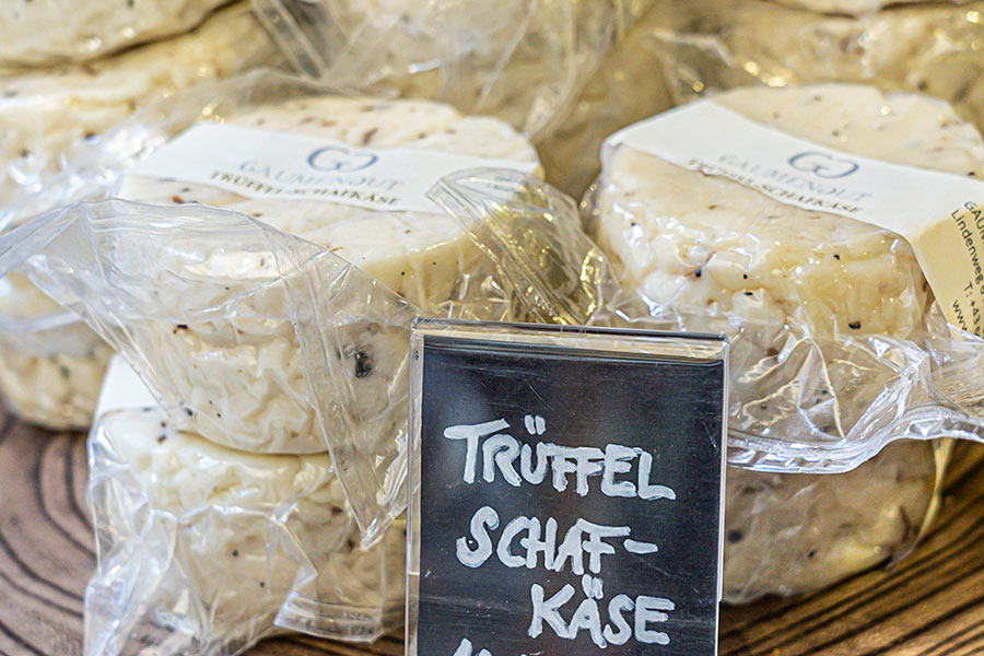 Ob frische Trüffel, Käse, Salami oder Wein - der Trüffelmarkt bietet zahlreiche Köstlichkeiten