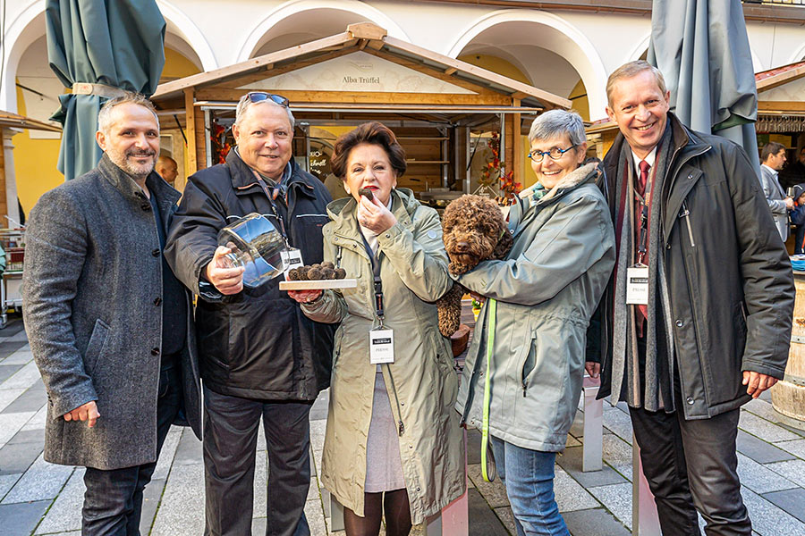 Sie haben das Festival eingefädelt und organisiert: Giuseppe Perna, Bernd Weiss (GBG), Walttraud Hutter (Genusshauptstadt), Gabriele Sauseng mit Trüffelsuchhund Pablo sowie Graz-Tourismus-Chef Dieter Hardt-Stremayr.