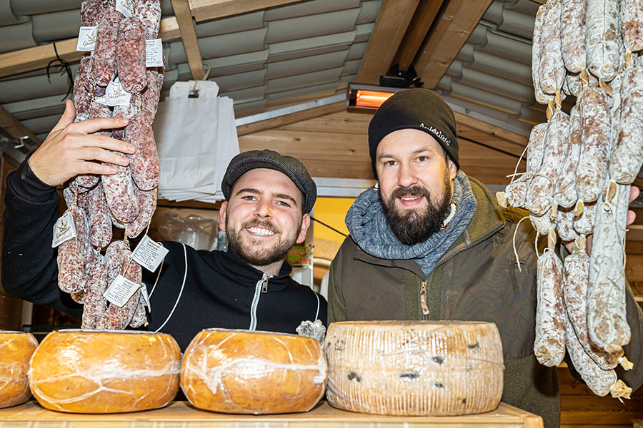 Ob frische Trüffel, Käse, Salami oder Wein - der Trüffelmarkt bietet zahlreiche Köstlichkeiten