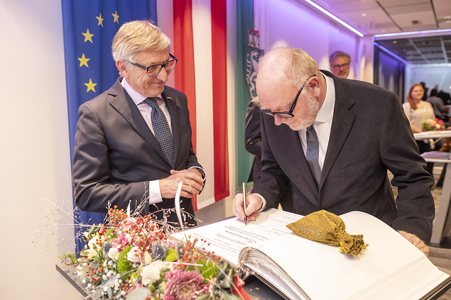 GBL Plösch leistet seine Unterschrift © Foto Fischer GBL Plösch leistet seine Unterschrift