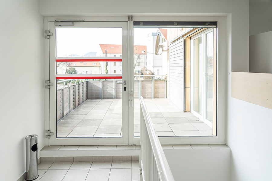 Das Gebäude wurde saniert und für den neuen Zweck adaptiert. Hier die Terrasse.