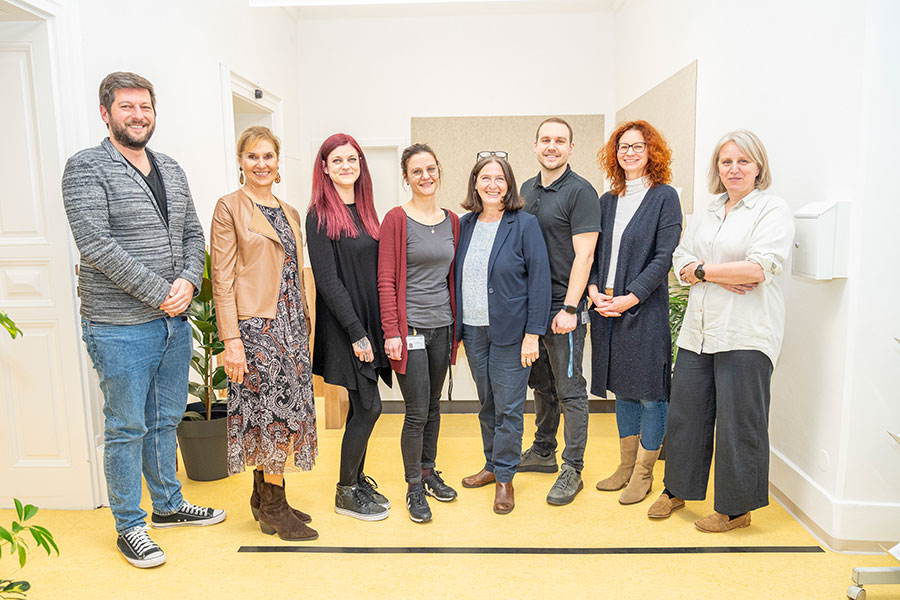 Bürgermeisterin Elke Kahr mit Sozialamtsleiterin Andrea Fink und dem Team der Erstberatungsstelle.