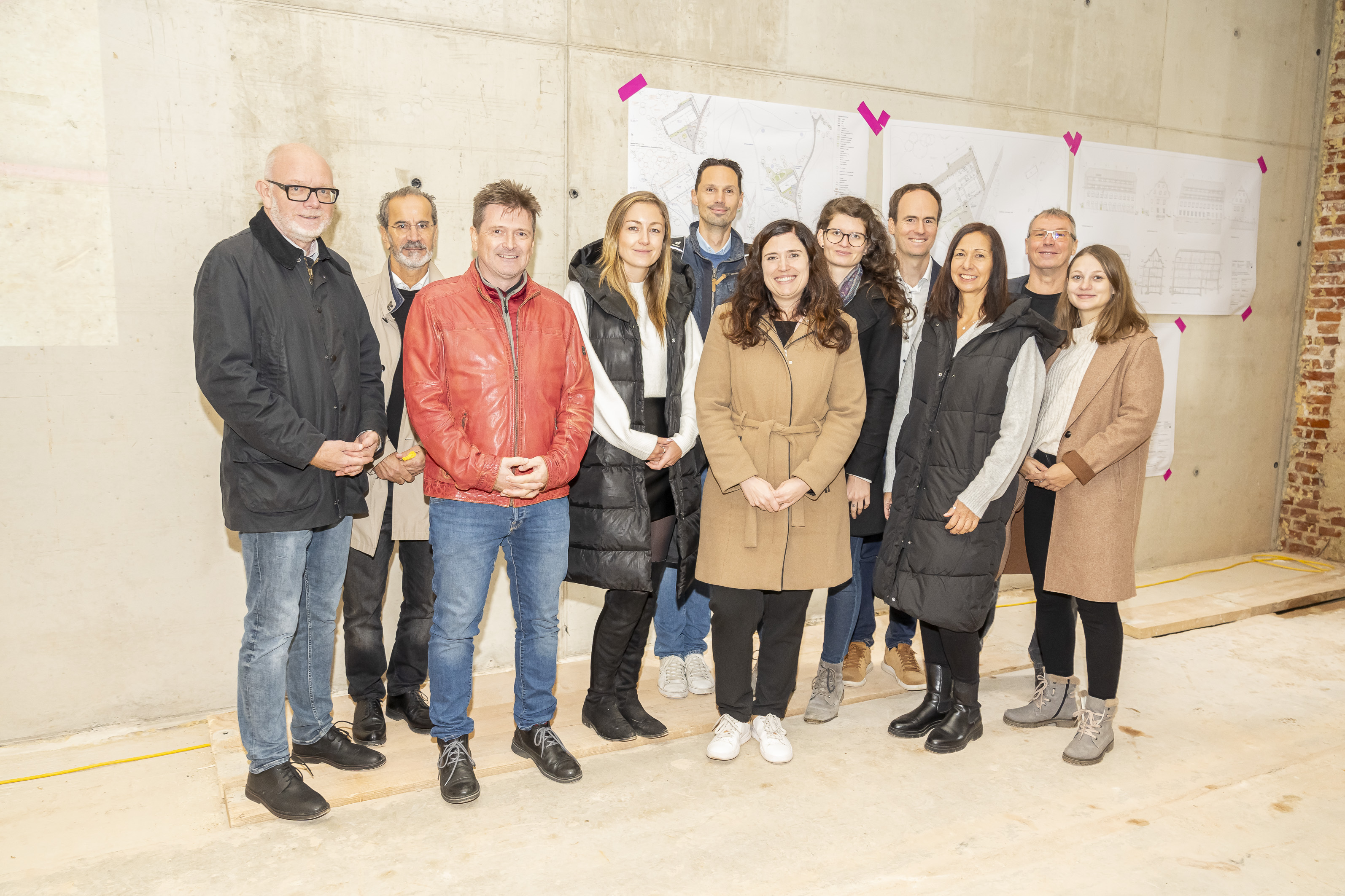 von links nach rechts: Bmstr. Ing. Rainer Plösch (Prokurist & Mitglied der erweiterten Geschäftsführung der GBG) & Team Baumanagement GBG: DI Saman Zandi, DI Rudolf Peer (Teamleiter), Lisa Uhlmann, DI Christian Zalaudek, DI Antonia Strahlhofer, Ing. Alice Frischherz, M.Eng, DDI Stefan Falk (Teamleiter Stellvertreter), DI Gabriele Papst-Jeszenszky, DI Wolfgang Frischenschlager, Katrin Brandl, MSc