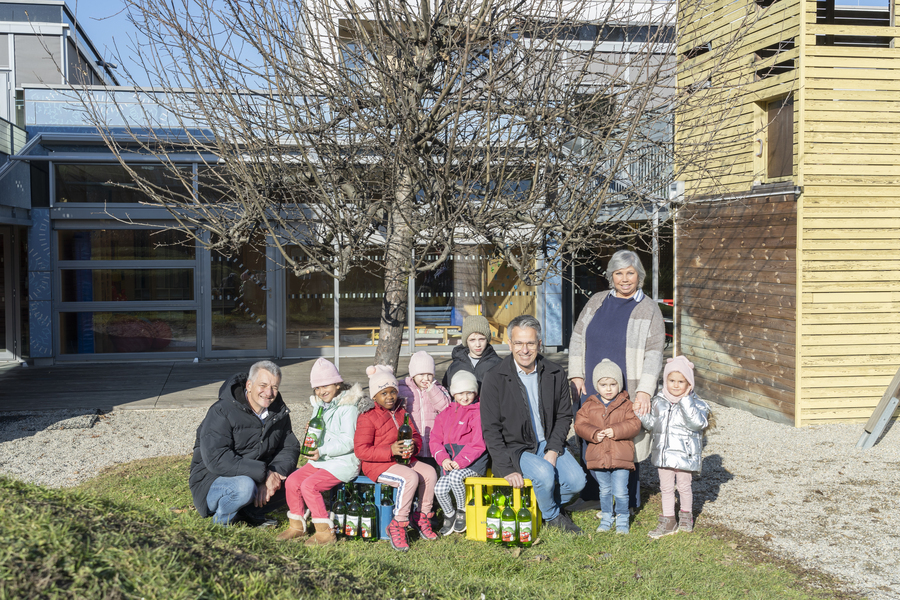 von links nach rechts: Stadtrat Manfred Eber, Stadtrat Kurt Hohensinner, MBA, Kindergartenleiterin Susanne Schenk & Kinder des Kindergartens Ghegagasse