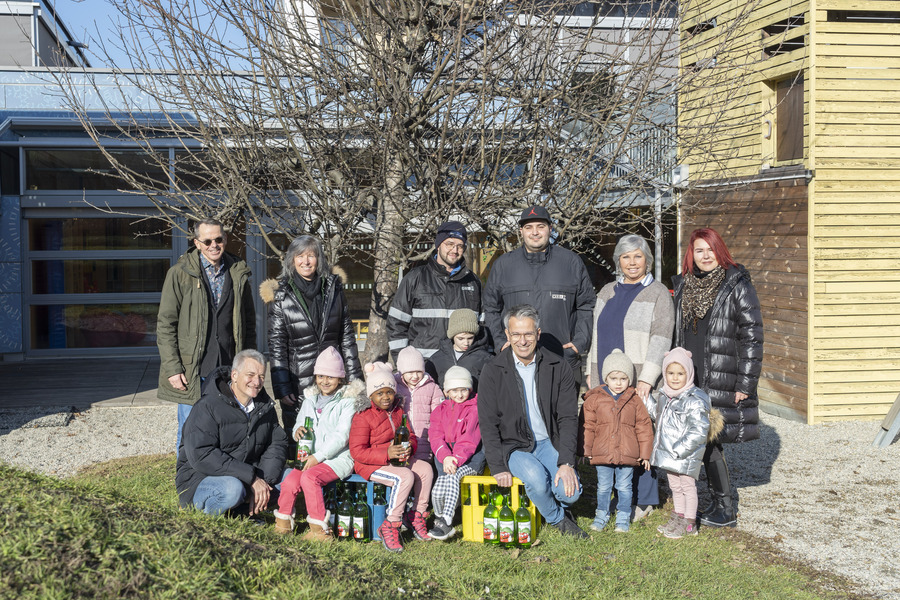 von links nach rechts: GBG-Geschäftsführer Mag. Günter Hirner, M.Eng., GBG-Teamleiterin Team Reinigung & Service Mag. Dana Sladek-Andraschko, Andreas Paulischta (Team Reinigung & Service), Marco Lechner (Team Reinigung & Service), Kindergartenleiterin Susanne Schrenk, Vorarbeiterin Melanie Fussi (Team Reinigung & Service) & Kinder des Kindergartens Ghegagasse