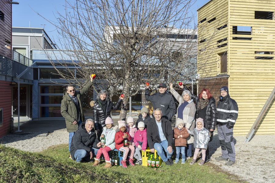 von links nach rechts: GBG-Geschäftsführer Mag. Günter Hirner, M.Eng., GBG-Teamleiterin Team Reinigung & Service Mag. Dana Sladek-Andraschko, Marco Lechner (Team Reinigung & Service), Kindergartenleiterin Susanne Schrenk, Vorarbeiterin Melanie Fussi (Team Reinigung & Service), Andreas Paulischta (Team Reinigung & Service) & Kinder des Kindergartens Ghegagasse