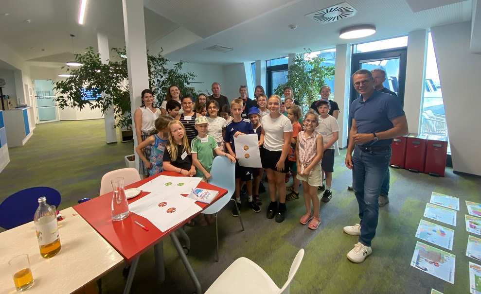 Vertreter:innen des Kinderparlaments begutachteten die neuen Schautafeln und haben sich für ein neues Logo entschieden. © Ulrike Flakus Vertreter:innen des Kinderparlaments begutachteten die neuen Schautafeln und haben sich für ein neues Logo entschieden.