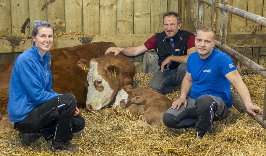 Jana Windisch, Karl Untersweg-Nestler und Christian Rab arbeiten auf der Landwirtschaft Lustbühel und sind für Tiere und Areal verantwortlich. © Foto Fischer Jana Windisch, Karl Untersweg-Nestler und Christian Rab arbeiten auf der Landwirtschaft Lustbühel und sind für Tiere und Areal verantwortlich.