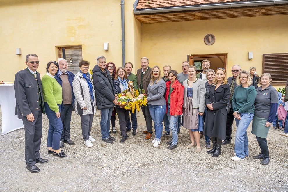 v.l.: GBG-GF Mag. Günter Hirner, M.Eng., Judith Reichhart, Pater Leo Thenner, GBG-Aufsichtsratsvorsitzende Ina Bergmann, Stadtrat Manfred Eber, Stadträtin Claudia Schönbacher, Bürgermeisterin Elke Kahr, Bezirksvorsteher und GBG-Aufsichtsrat Peter Mayr, Nationalrat Markus Leinfellner, Gemeinderätin Dipl.-Wirtschaftsing.in (FH) Daniela Schlüsselberger, MBA, Christian Rab, Gemeinderätin Mag.a Barbara Gartner-Hofbauer, Karl Untersweg-Nestler, Jana Windisch, Unser Bauerngarten, Aschacher Bio-Hof, Gemeinderätin Sabine Reininghaus, Ofö. Ing. Peter Bedenk, Meranhof, Aschacher Bio-Hof