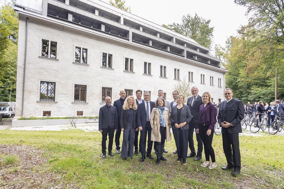 Feierliche Eröffnung am 7. Oktober 2025, v.l.: Hanno Wisiak, Bezirksvorsteher Geidorf, Andreas Leb und Jasmin Leb-Idris, Architekt:innen, Stadtbauamtsdirektor Bertram Werle, Rektor Peter Riedler, Bgm.in Elke Kahr, StR Manfred Eber, Institutsleiter Sebastian Ruin, Vizebgm.in Judith Schwentner, StR Günter Riegler, Leistungssportlerin Sabine Payer und Günter Hirner, GF GBG © Foto Fischer Feierliche Eröffnung am 7. Oktober 2025, v.l.: Hanno Wisiak, Bezirksvorsteher Geidorf, Andreas Leb und Jasmin Leb-Idris, Architekt:innen, Stadtbauamtsdirektor Bertram Werle, Rektor Peter Riedler, Bgm.in Elke Kahr, StR Manfred Eber, Institutsleiter Sebastian Ruin, Vizebgm.in Judith Schwentner, StR Günter Riegler, Leistungssportlerin Sabine Payer und Günter Hirner, GF GBG