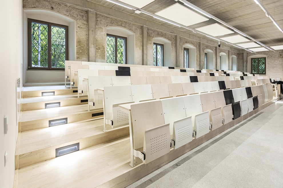 Zur Verfügung stehen u.a. ein moderner Hörsaal und Seminarräume. © Foto Fischer Zur Verfügung stehen u.a. ein moderner Hörsaal und Seminarräume.