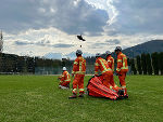 Warten mit dem Bambi-Bucket, einem Löschwasser-Außenbehälter, auf die Landung des "Lion". © Stadt Graz/SiMa Warten mit dem Bambi-Bucket, einem Löschwasser-Außenbehälter, auf die Landung des "Lion".