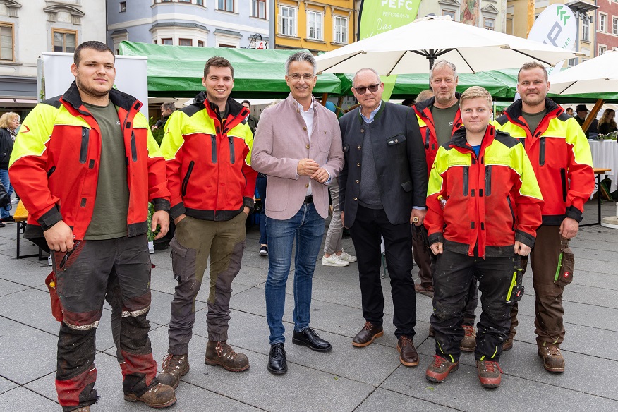Stadtrat Kurt Hohensinner mit dem Team Forst der GBG © GBG/Harry Schiffer Stadtrat Kurt Hohensinner mit dem Team Forst der GBG