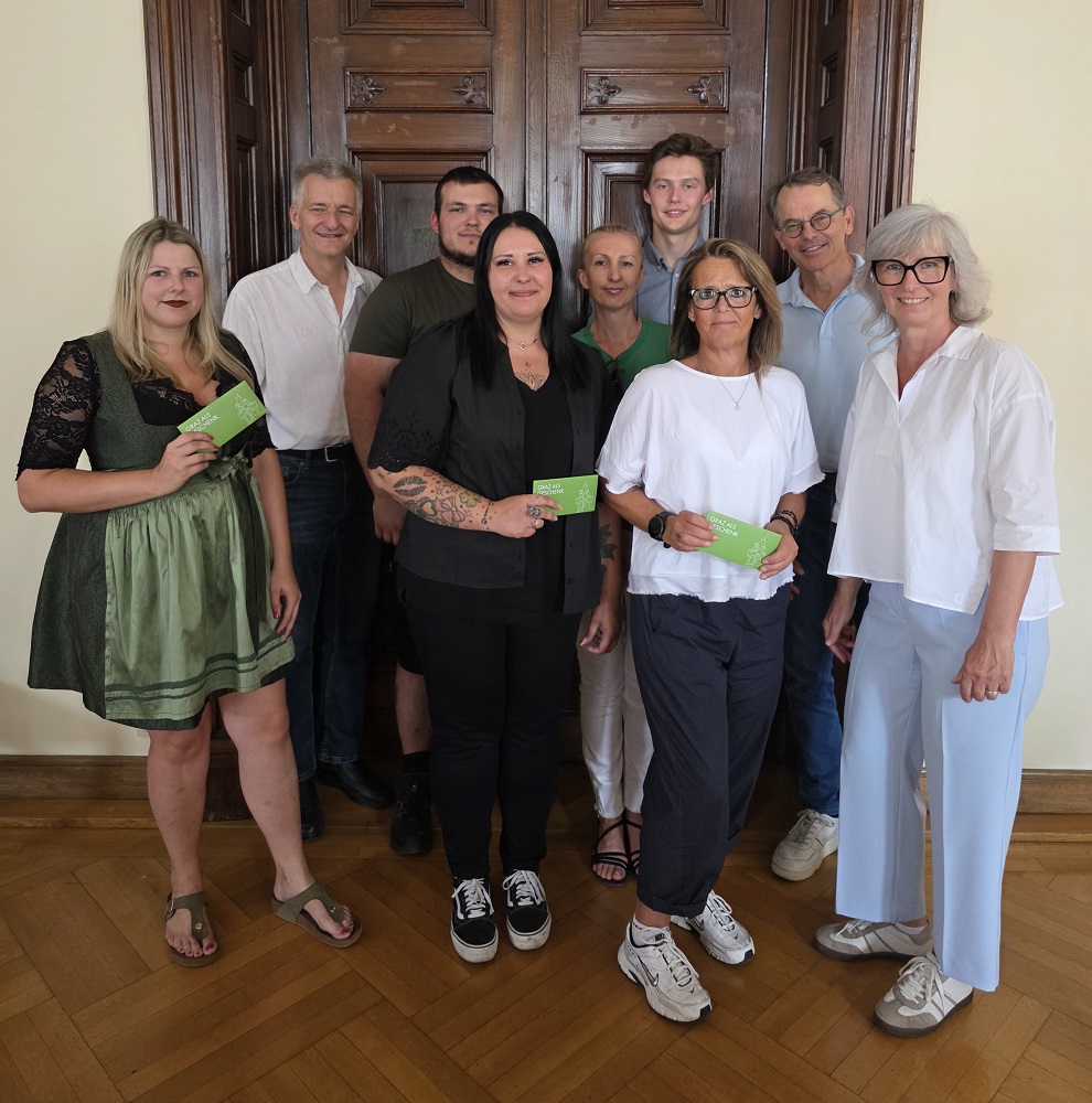 v.l.: Sarah Hackl, Manfred Eber, Christoph Schweighofer, Melanie Hribar, Filipan Vlatka, Benjamin Feicht, Susanne Schinko, Günter Hirner, Dana Sladek-Andraschko © GBG/Georg Königshofer v.l.: Sarah Hackl, Manfred Eber, Christoph Schweighofer, Melanie Hribar, Filipan Vlatka, Benjamin Feicht, Susanne Schinko, Günter Hirner, Dana Sladek-Andraschko