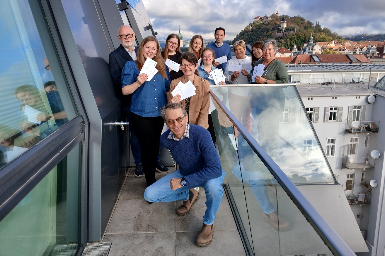 v.l.: Günter Hirner, Rainer Plösch, Andrea Wakolbinger, Fikreta Bajric, Alice Frischherz, Lisa Uhlmann, Linda Nunner, Christian Zalaudek, Esther Freitag, Doris Fink, Sabine Sluschny © GBG/Kaja Papousek v.l.: Günter Hirner, Rainer Plösch, Andrea Wakolbinger, Fikreta Bajric, Alice Frischherz, Lisa Uhlmann, Linda Nunner, Christian Zalaudek, Esther Freitag, Doris Fink, Sabine Sluschny